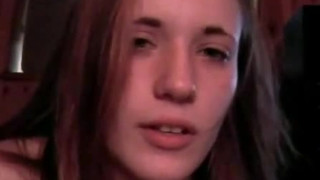 Юная дочь сосет папе пока тот снимает ее на камеру