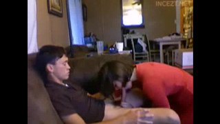 Сестра в платье сосет брату член и не стесняется этого