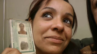 Мама и дочка страстно целуются с языком на камеру