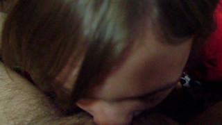 Отец снимает на камеру как дочка сосет его член