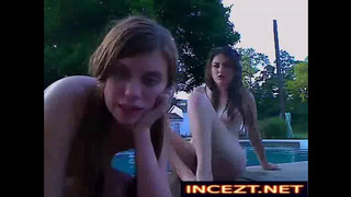 18 летние сестры лесбиянки возбуждающе трутся кисками возле бассейна