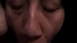 Пожилая мама делает минет сыну не стесняясь лизать яйца