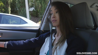 Сестричка жадно сосет елдак брата в отсутствие родителей