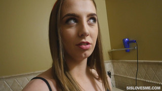 Русая сестра сосет и лижет хуй родного брата в спальне