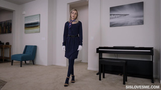 Братец прокатил худую сестру с бритой писькой на члене