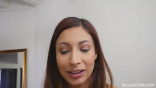 Сестра проиграла брату в карты и показала жопу перед еблей