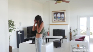 Загорелая сеструха облизала яички и член братика