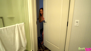 Губастая сестра сосет брату большой хуй перед сексом