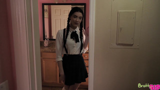 Сестренка увидела утренний стояк брата и трахнулась с ним