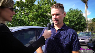 Грудастая дочь взяла в рот у своего отца стоя на коленях