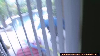 Очкастая мама обожает делать минет родному сыну