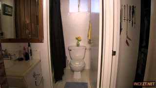 Папа снимает на камеру мастурбацию рыжей дочки