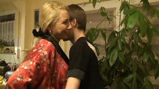 Мама сосет член 18 летнему сыну на его день рождения