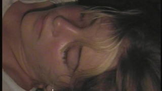 Сын дрочит на спящую маму и кончает ей на лицо