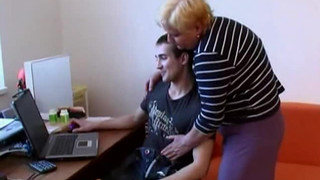 Грудастая старушка застукала внука за просмотром порно и отдалась