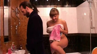 Бородатый папа отлизал дочке прямо в душе