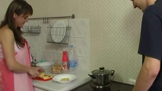 Сын устроил утренний секс на кухне с голой мамой вместо завтрака