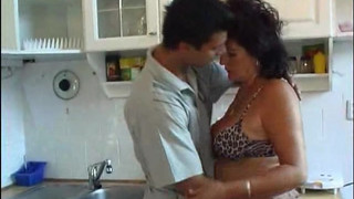 Подкачанный сын трахает пухлую мамку в пизду на кухне