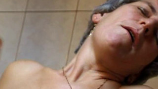 Молодая дочь трахает пизду мамы бутылкой из-под водки