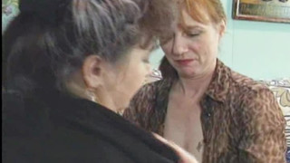 Зрелая мама с сестрой чуть не спалились во время лизание кисок