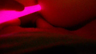 Отец ебет дочь членом в пизду и святящимся самотыком в жопу