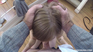 Молодая дочь нежно сосет залупу своего отца и его член