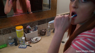 Чтобы сосать член отца рыжая дочь широко открывает ротик