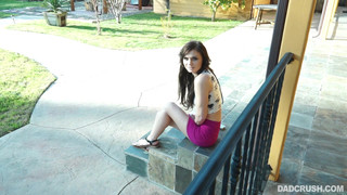 Папа катает дочь на члене перед эякуляцией на лицо