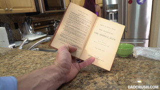 Дочка ходила по дому в коротких шортах и была трахнута отцом