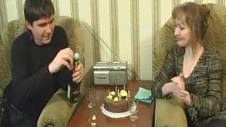 Мама на день рождение сына подарила ему минет и свою пизду