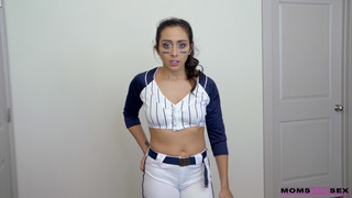 Рыжая мать застукала сына с дочкой в постели и возбудилась