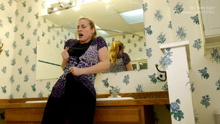 Неудовлетворенная нимфоманка жарко мастурбирует в туалете