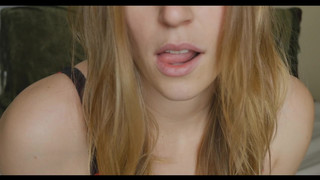 Мама сняла лифчик и показала свою большую грудь