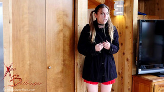 Дочь с косичками дала отцу прямо на кухонном столе