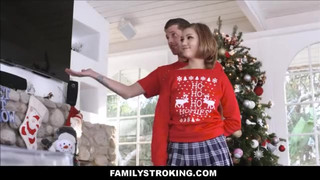 Брат с сестрой ебутся возле ёлки