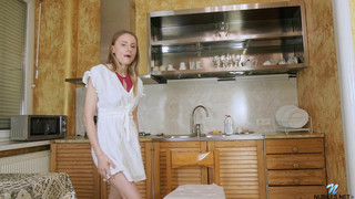 Сестрица, хозяйка своей пизды, самозабвенно теребит набухший клитор