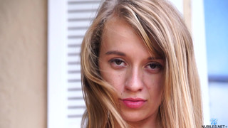 Сладкая сестричка дразнит братца горячей мастурбацией