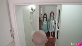 Сестрички делают минет брату, помогая ему очнуться после сна