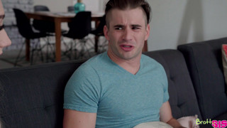 Сестра трахается с братом, помогая ему пройти пубертатный период