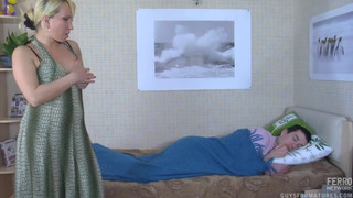 Полнотелая мама отсосала пенис сына и трахнулась в русском порно