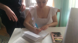 Отчим трахает белобрысую падчерицу за щеку не дав делать домашку