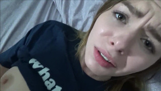 Брат уговорил сестру отложить телефон и пососать свой член