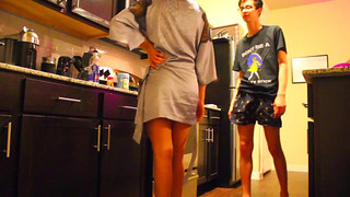 Сводная сестра писей дразнит своего мальчишку