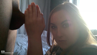 Сестра смачно берет за щечку, нуждаясь в питательной сперме