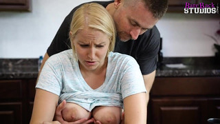 Озабоченный папа пристает и трахает грудастую дочку против её воли