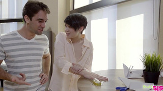 Приклеил сестру к столу чтобы пристроиться сзади и трахнуть в киску