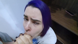 Дал в ротик сводной сестре после того, как спалил ее за мастурбацией в шкафу