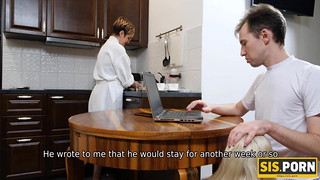 Молодые брат и сестра трахаются в комнате пока мамка готовит ужин