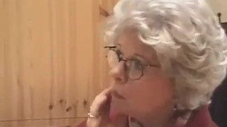 Очкастая бабуля из Германии делает минет внуку и дает себя выебать