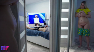 Отец дрочит на порнуху, а дочь мастурбирует киску на это зрелище